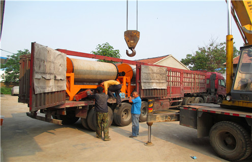 磁選機，磁選機的具體的工藝要求是怎么樣？_鐵礦磁選機滾筒的耐磨壽命和選礦企業(yè)生產(chǎn)效率！磁場一般為多少_磁塊如何排列