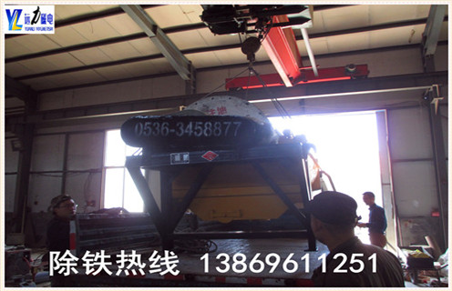 .干式磁選機(jī)筒體產(chǎn)品噪音原因:底箱中有障礙物  　　1.1檢查人員檢修后將雜物遺留在底箱內(nèi);  　　1.2由于管理不善或操作不慎將檢查用的小勺頭.鐵管頭.鐵絲等雜物掉進(jìn)底箱內(nèi);  　　1.3有些選礦廠用立式泵.回收泵處理泵坑礦泥,這些礦泥打到磁選機(jī)的某個(gè)系統(tǒng)中,由于礦泥中含有鐵絲.螺帽.焊條頭.碎鋼球.水泥塊等雜物,若除渣設(shè)備失效,使這些雜物隨礦漿進(jìn)入底箱內(nèi),卡在底箱某處與筒體產(chǎn)生撕裂與摩擦聲.  　　2.干式磁選機(jī)筒體產(chǎn)生噪音解決措施：  　　2.1干式磁選機(jī)底箱中如有障礙物,發(fā)現(xiàn)后要立即停機(jī)清理底箱取出障礙物,檢查清渣設(shè)備是否完好.  　　2.1干式磁選機(jī)筒體耐磨層劃壞.筒體磨漏  　　2.3涂刷耐磨層的原料因其配方.溫度.時(shí)間.衛(wèi)生等情況不適.耐磨層過早脫落,使筒體磨漏.也有底箱隔板偶然開焊凸起,將耐磨 層劃壞等現(xiàn)象.  　　2.4由于某種原因,底箱突然進(jìn)入鋒利的鐵器,或底箱中積累的雜物,又得不到及時(shí)清理,卡在槽體與磁選機(jī)筒體之間,發(fā)出撕裂與摩擦聲,將耐磨層刮起或磨壞,嚴(yán)重時(shí)會把筒體磨漏.  　　?發(fā)現(xiàn)以上這些現(xiàn)象都要停機(jī)處理,首先將刮起的耐磨層剪斷,然后進(jìn)行修補(bǔ).并取出底箱里的障礙物,筒體磨漏要更換筒體,定期清理底箱.