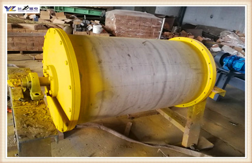 　永磁滾筒選擇對(duì)的廠家成就一番事業(yè),在競(jìng)爭(zhēng)力度日益激烈的選礦行業(yè),仍舊有很多用戶是以慘狀的失敗而告終,甚至是投資成本都收不回來(lái).面對(duì)這種情況,不禁令人惋惜.是什么造就了一場(chǎng)場(chǎng)失敗?是不懂.對(duì)選礦設(shè)備的使用技術(shù)與方法的不懂?作為一個(gè)磁選設(shè)備生產(chǎn)廠家,我們不得不一而再再而三的重復(fù)永磁滾筒設(shè)備的正確使用方法.進(jìn)而讓更多的人受益,讓更少的悲劇產(chǎn)生. 　　1.永磁滾筒在使用中常由于一些故障或者操作不當(dāng)導(dǎo)致效率低或者回收率低,這些問(wèn)題技術(shù)專(zhuān)家一眼就可以看出來(lái),如何進(jìn)行正確的解決還是需要從源頭做起.下面聽(tīng)聽(tīng)山東遠(yuǎn)力磁電的技術(shù)專(zhuān)家如何改進(jìn)這些問(wèn)題.