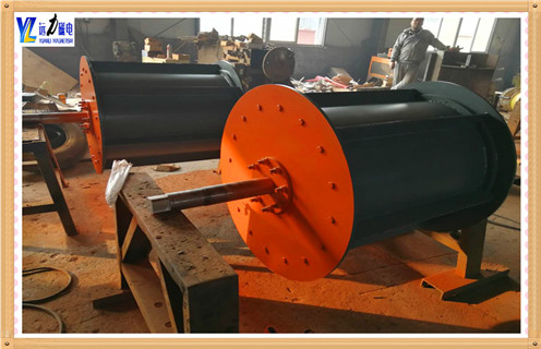 　　1.廢鋼磁選機(jī)-鋼渣磁選機(jī)的概述  　　專門(mén)設(shè)計(jì)用于廢鋼、鋼渣選鐵、廢舊金屬選鐵，直接還原鐵廠選鐵，鑄造車間選鐵等各種冶金渣選鐵。  　　2.廢鋼磁選機(jī)-鋼渣磁選機(jī)的技術(shù)特點(diǎn)  　　2.1.采用上吸式安裝方式，吸起大塊鐵件